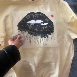 Cream Graphic Sweatshirt with Black and Gold Lips Design Custom press (pika)